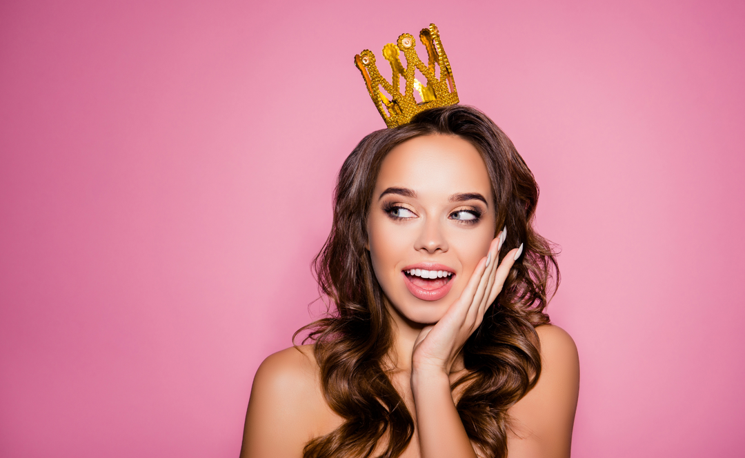 Young woman wearing a prom crown with a soft makeup look